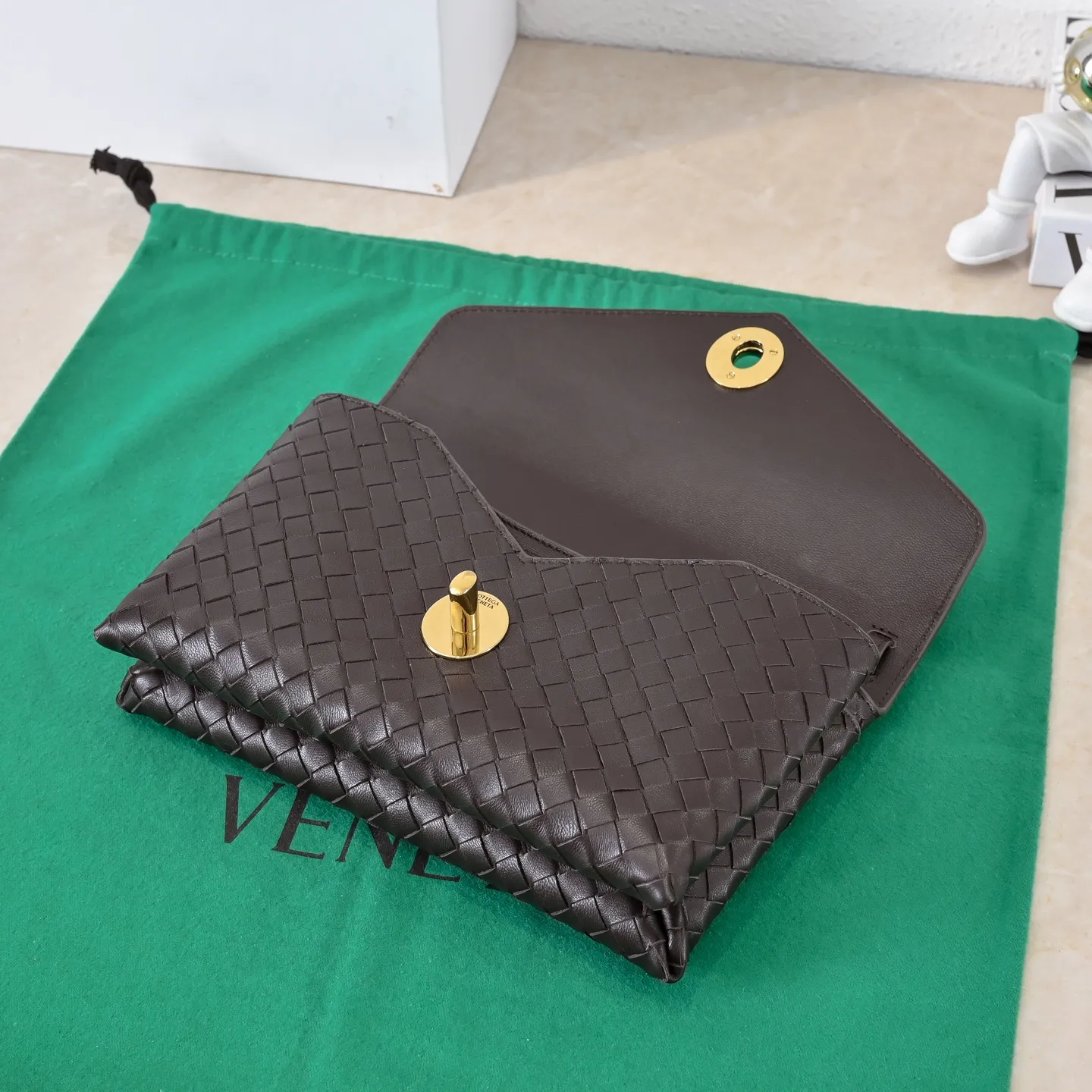 Batch 1660 #Bv new Knot Lock crossbody bag 817191 🎈2025 early spring kont lock new series is hot on the market 🔥The brand’s classic weaving process, with kont’s metal rotating buttons that are exquisite and eye-catching, are a luxurious embellishment of details. The upper body is elegant and elegant, with internal double compartments + card slots + back compartment. Super versatile, multiple carrying methods, detachable shoulder strap, portable/shoulder/cross-body, retro and fashionable, easy to carry with exquisite old-line style🫴 Model: 7191 Size: 25x16x5.5